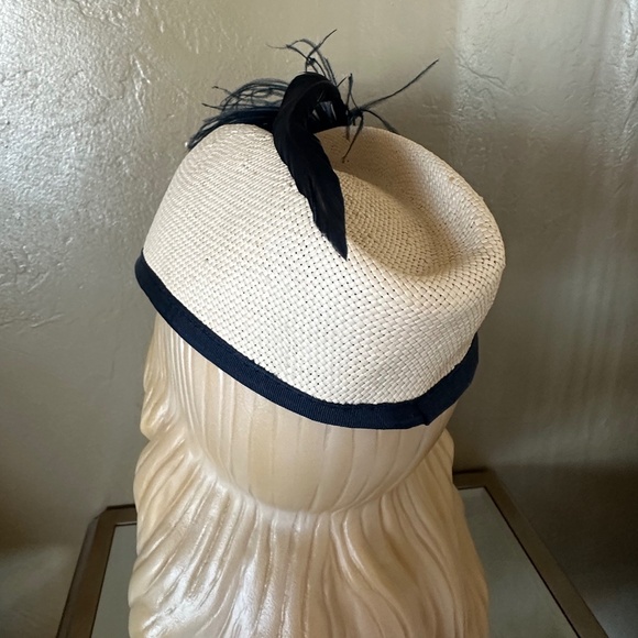 STUNNING 1940s\' CREAM STRAW SIDE CAP STYLE + NAVY TRIM, BROOCH & FEATHERS main image 9
